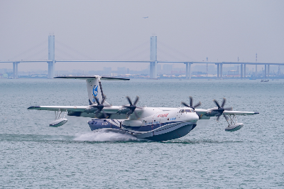 AG600轻盈入水（图片源于中航通飞）.jpg