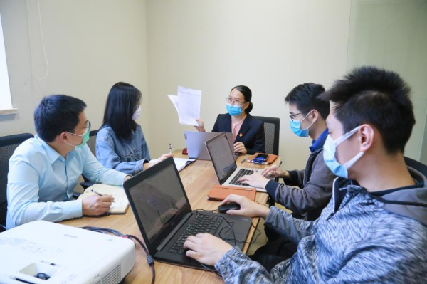 胡飞琴同志与团队成员探讨搭建疫情防控远程问诊平台.jpg
