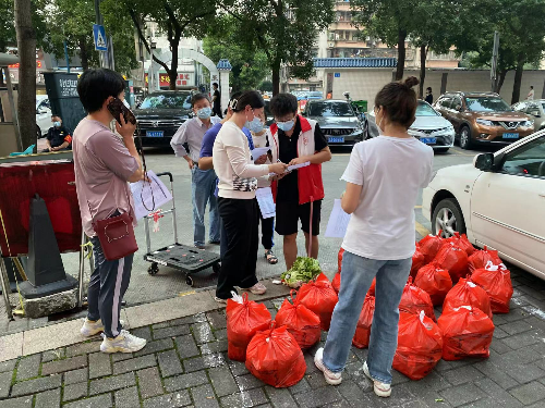 刘洋为社区居民配设生活物资。.jpg