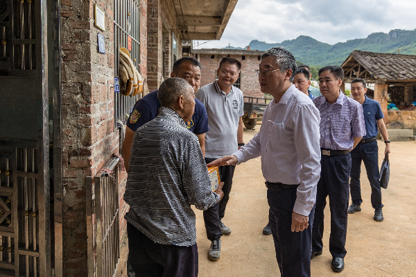 在连江口遭遇百年一遇洪灾后，恒健控股公司党委书记、董事长唐军带队前往连江口镇调研救灾复产工作。.jpg