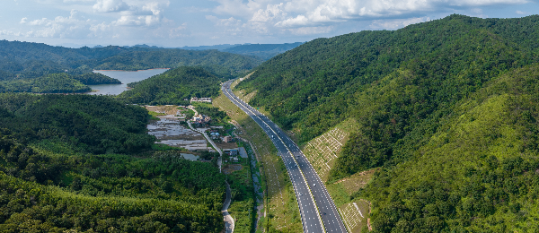 紫惠高速与沿线的山脉、森林、水库等交相辉映，浑然天成（摄影：曾峻）.jpg