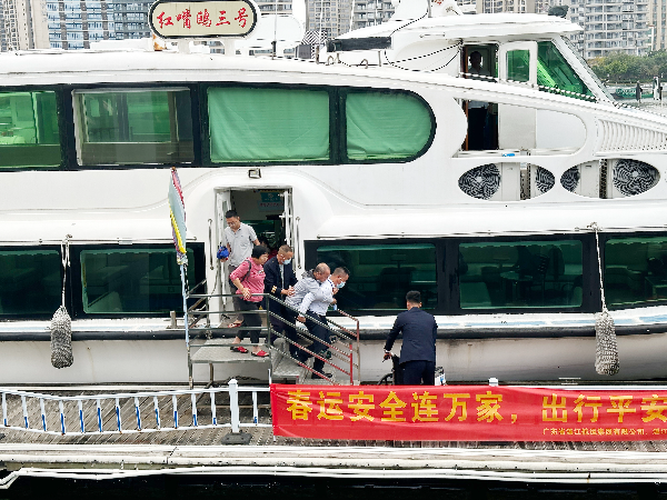 红嘴鸥游船工作人员帮助乘客下船.jpg