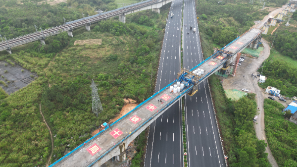 长兴村特大桥跨G15沈海高速连续梁顺利合龙.JPG