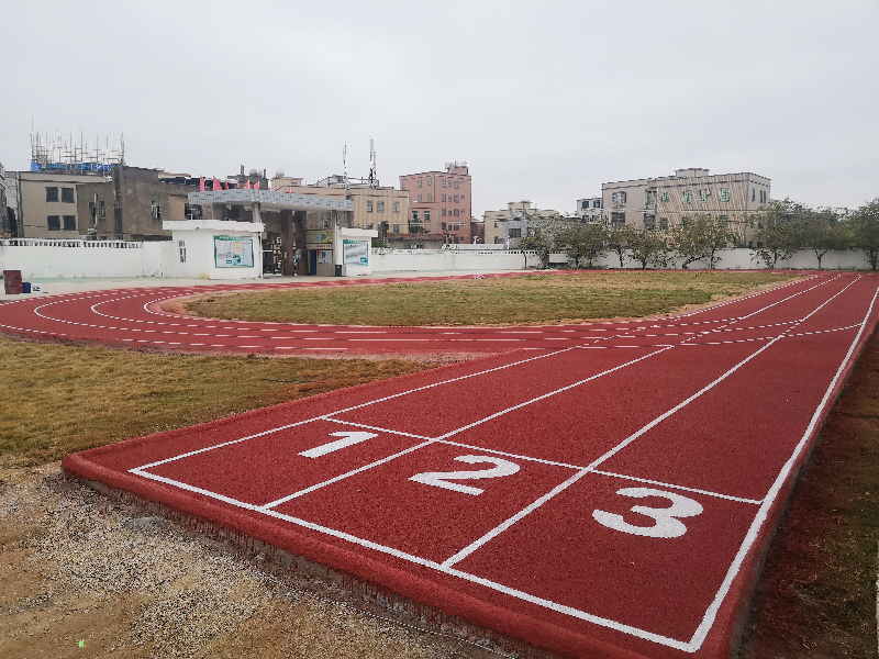 图6：完成葛山小学环形跑道操场升级改造.JPG